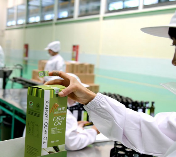 公司國(guó)通“訂單農(nóng)業(yè)”模式，獨(dú)創(chuàng)8小時(shí)限時(shí)鮮榨，從手工采摘、按質(zhì)收購(gòu)、便捷運(yùn)輸、純物理冷榨、充氮低恒溫儲(chǔ)存、灌裝等全程管理，并通過(guò)嚴(yán)格的品質(zhì)控..